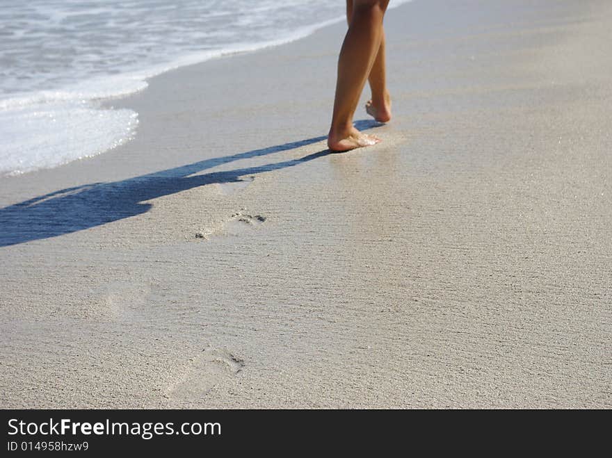 Jeune femme marchant sur la plage. Jeune femme marchant sur la plage