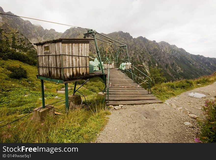 Mountain elevator construction for transporting goods via a metal wire