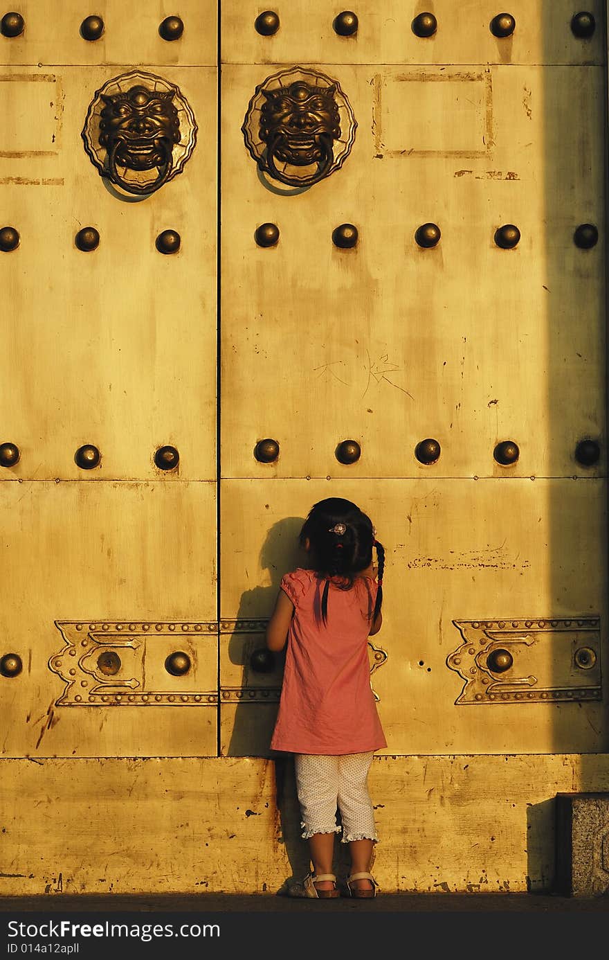 The child in front of the door