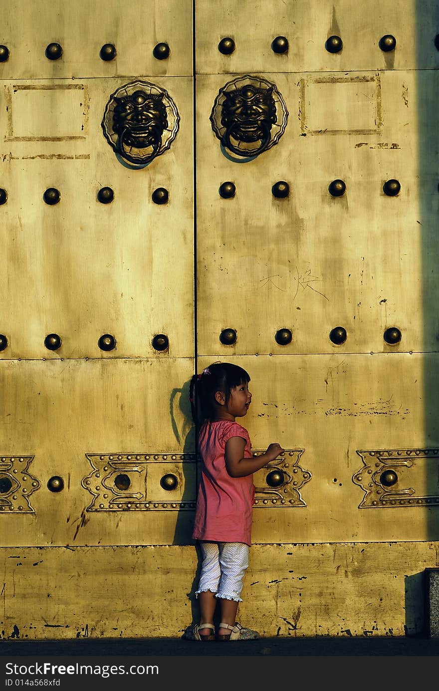 The child in front of the door