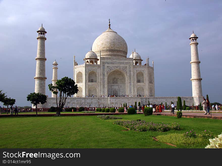 Overview of the jewel of India, Taj Mahal, Agra.