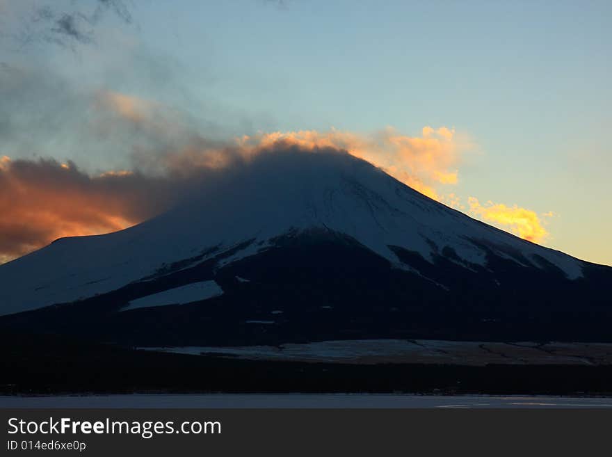 Sunset behinde Mt. Fuji. This photo is taken in the winter evening. Sunset behinde Mt. Fuji. This photo is taken in the winter evening.