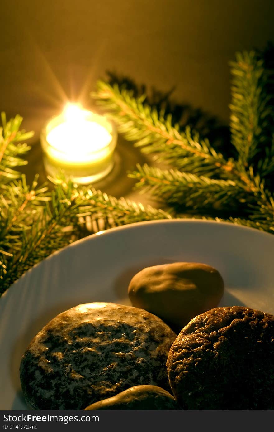 An arrangement of green, gingerbread and a candle. An arrangement of green, gingerbread and a candle