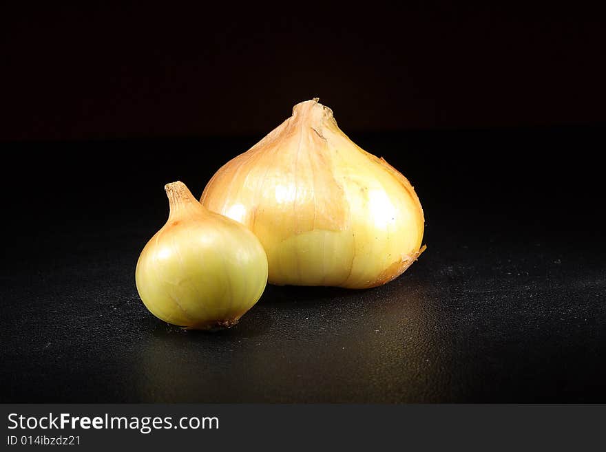 Photo vegetables yellow Bulbus on a dark background