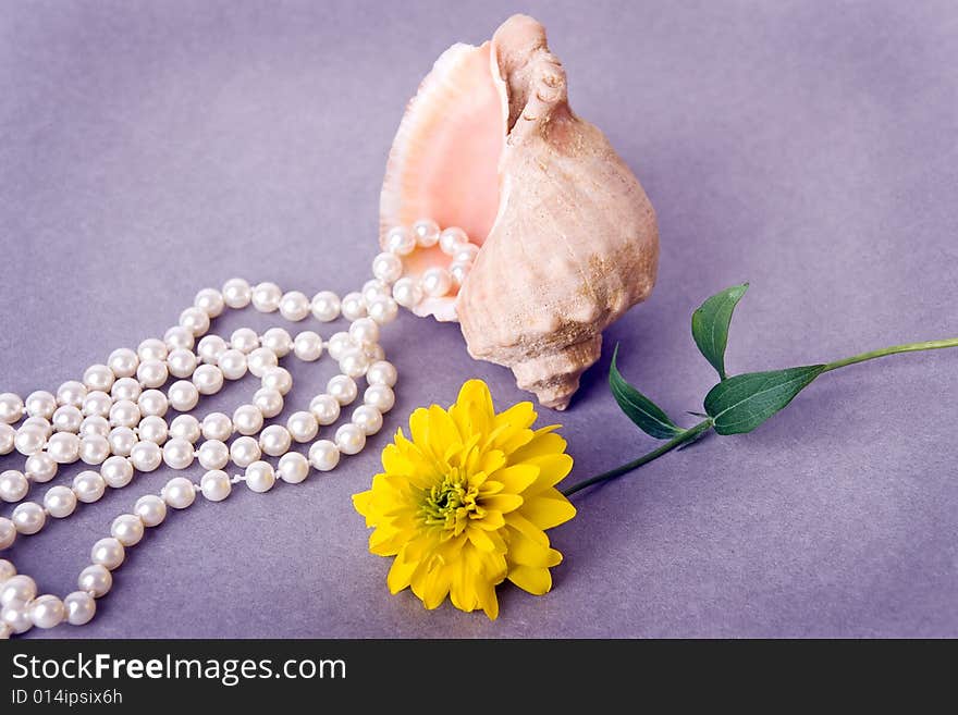 Pearl beads with yellow flower