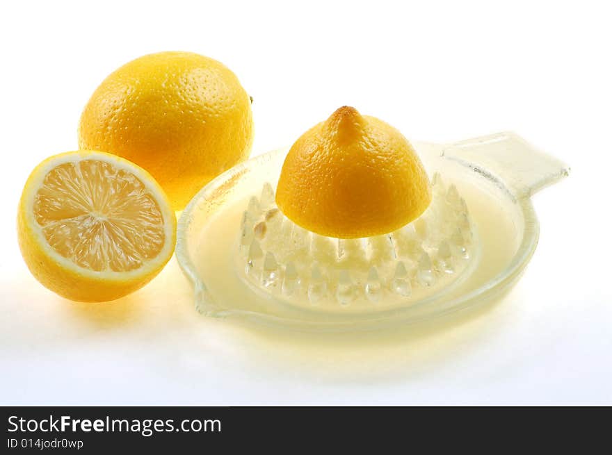 Extracting juice from yellow lemon