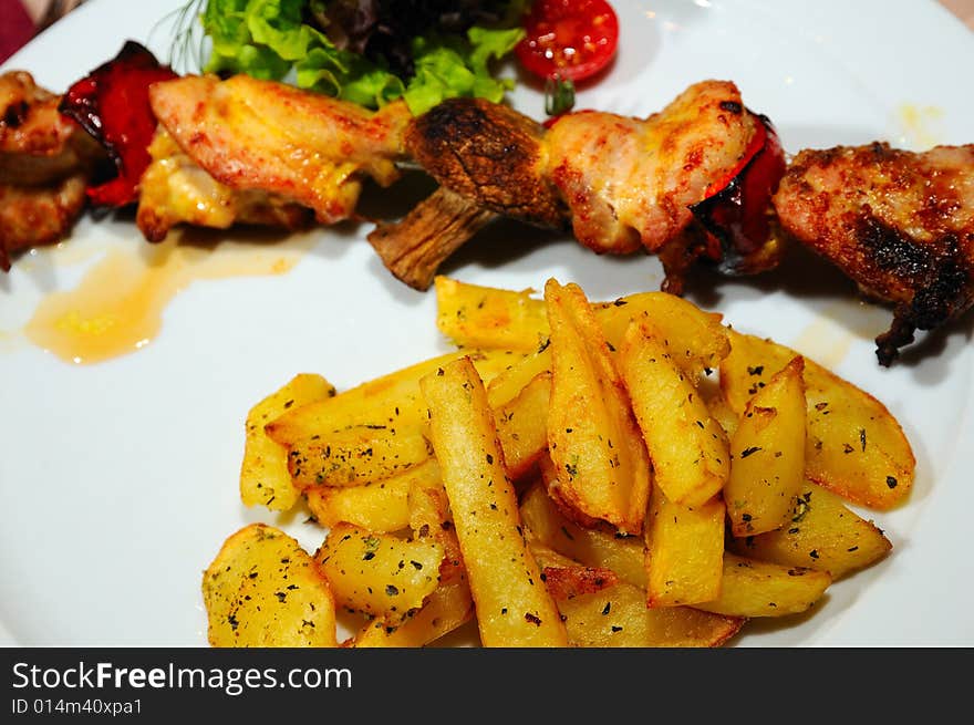 Grilled chicken with potato and mushrooms