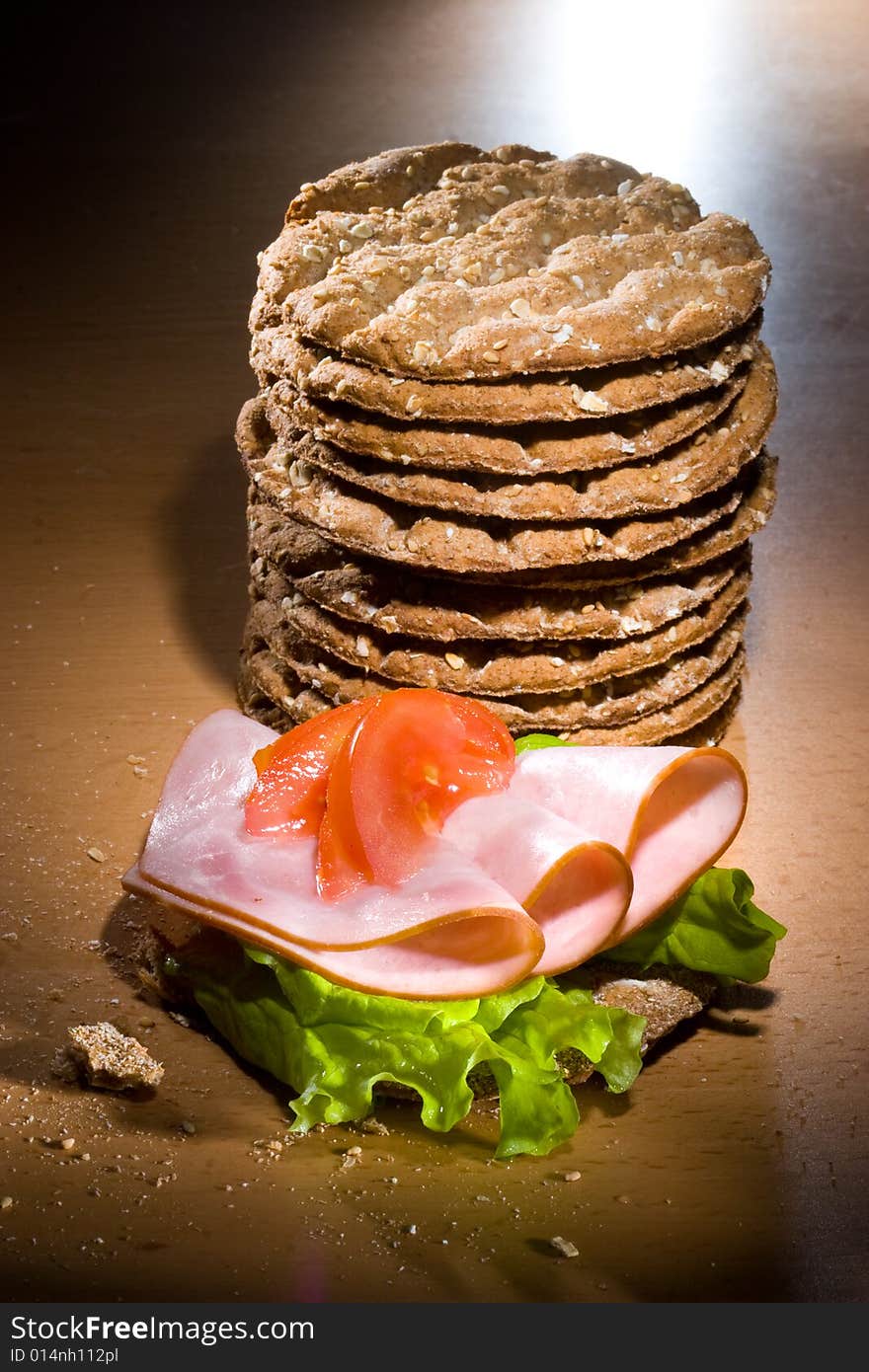 Crispbread with ham and salad