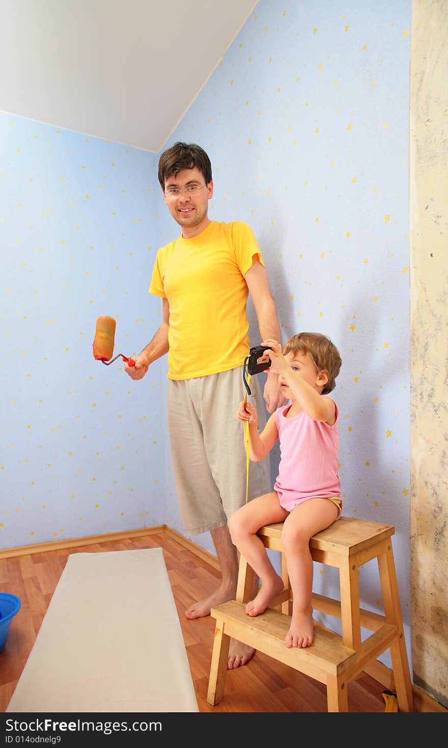 The father with child repair room