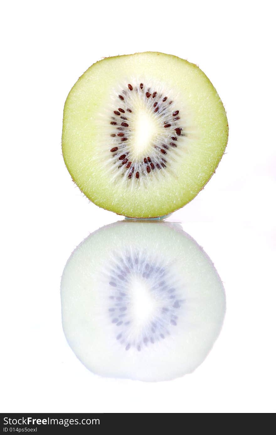 Close up of single kiwifruit slice.