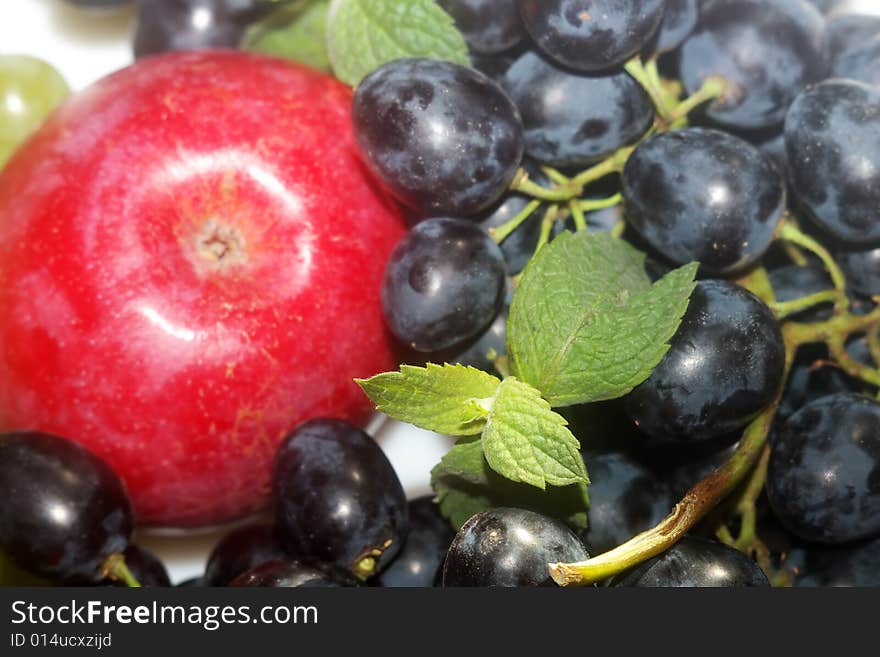 Green and red grapes and apple