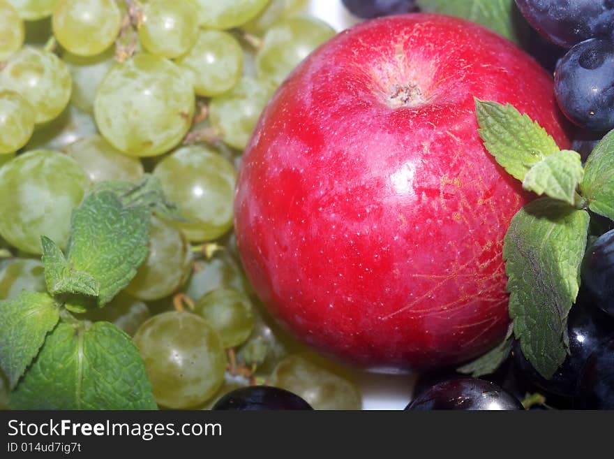 Green and red grapes and apple