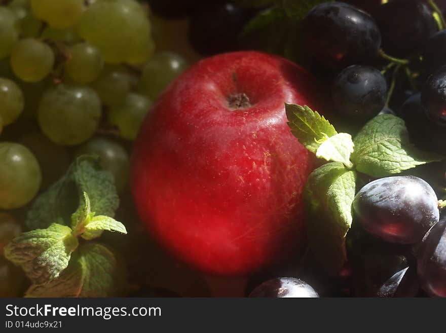 Green and red grapes and apple