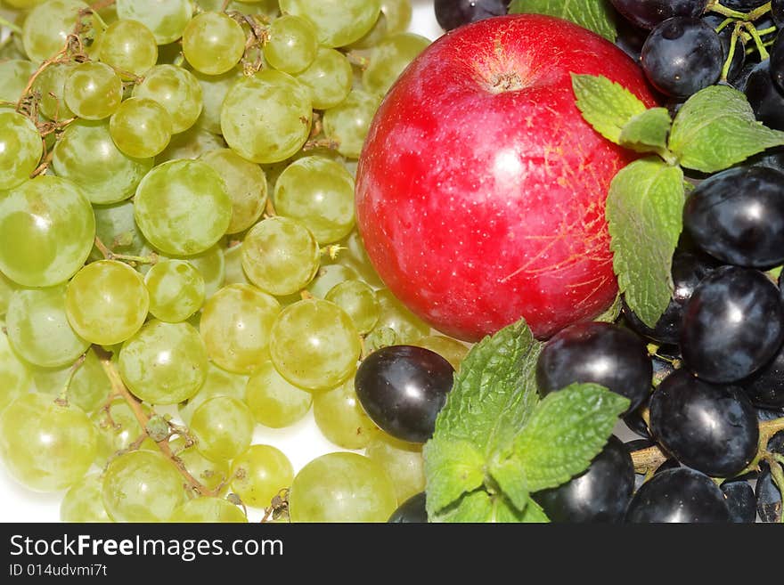 Green and red grapes and apple