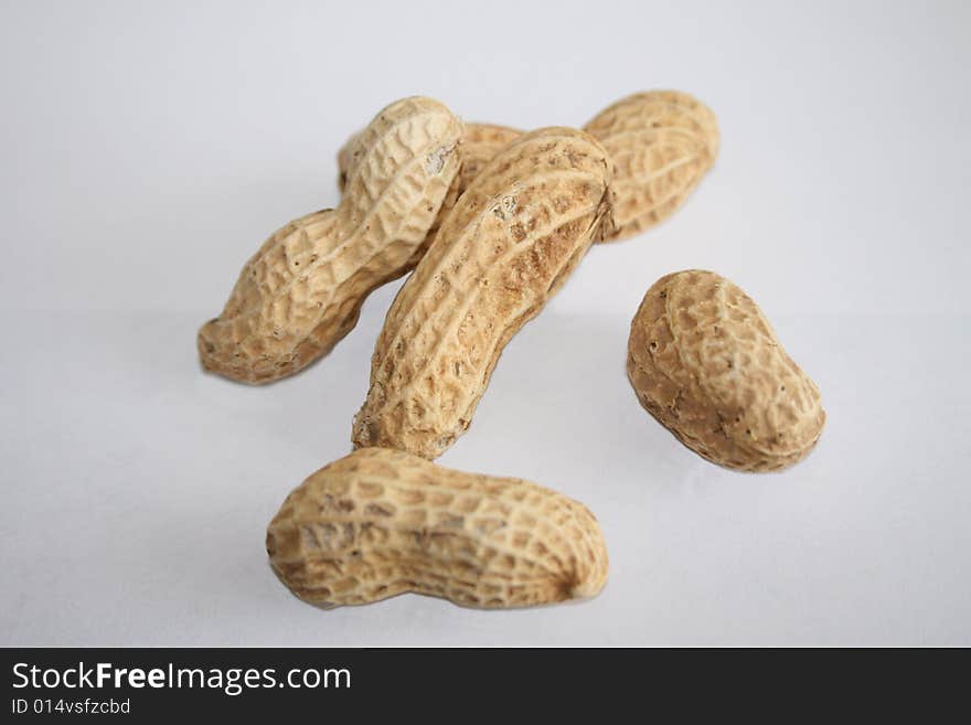 Picture of whole peanuts, still on their shells