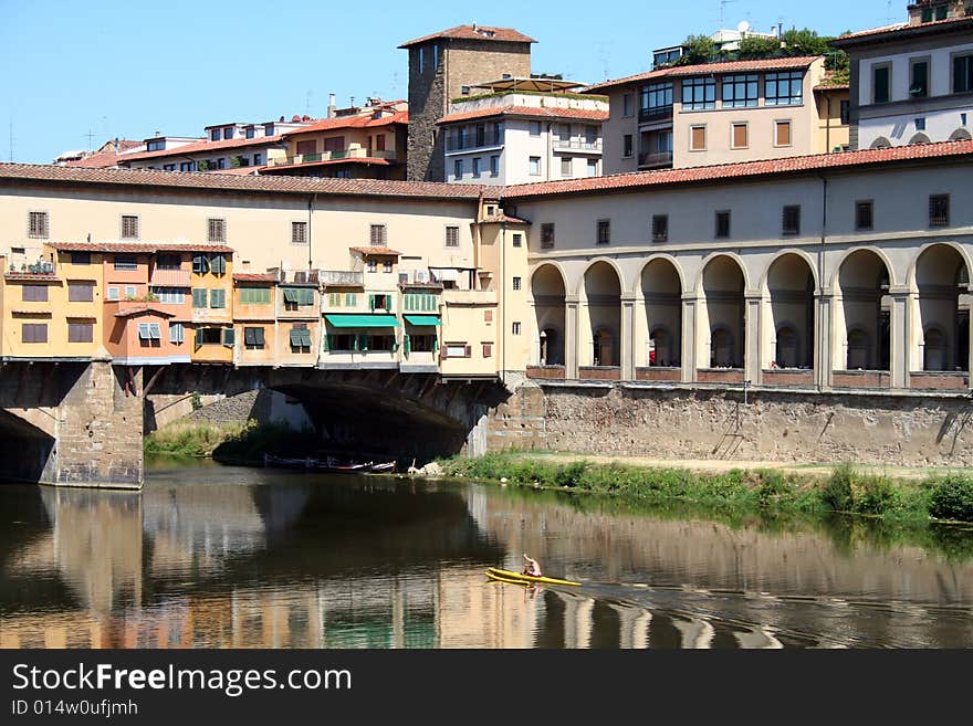 The Uffizzi Museum in Florence, beisde Ponte Vecchio and the River Arno. A man canoing. The Uffizzi Museum in Florence, beisde Ponte Vecchio and the River Arno. A man canoing