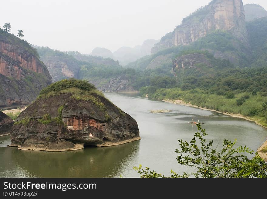 The river and mountain in a park