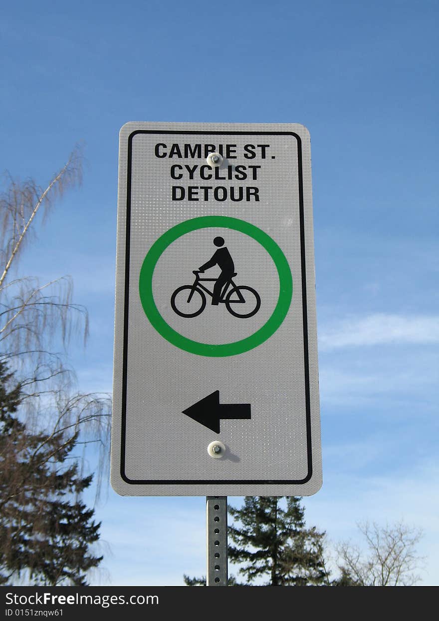 Cyclist detour sign against a blue sky