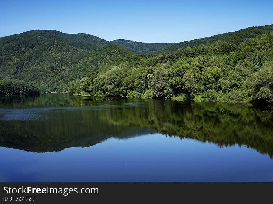 Barrage blue water hills mirror