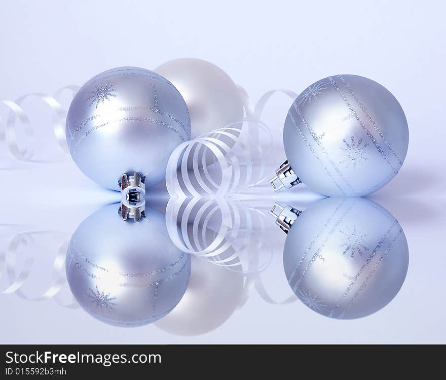 Three white spheres and streamer