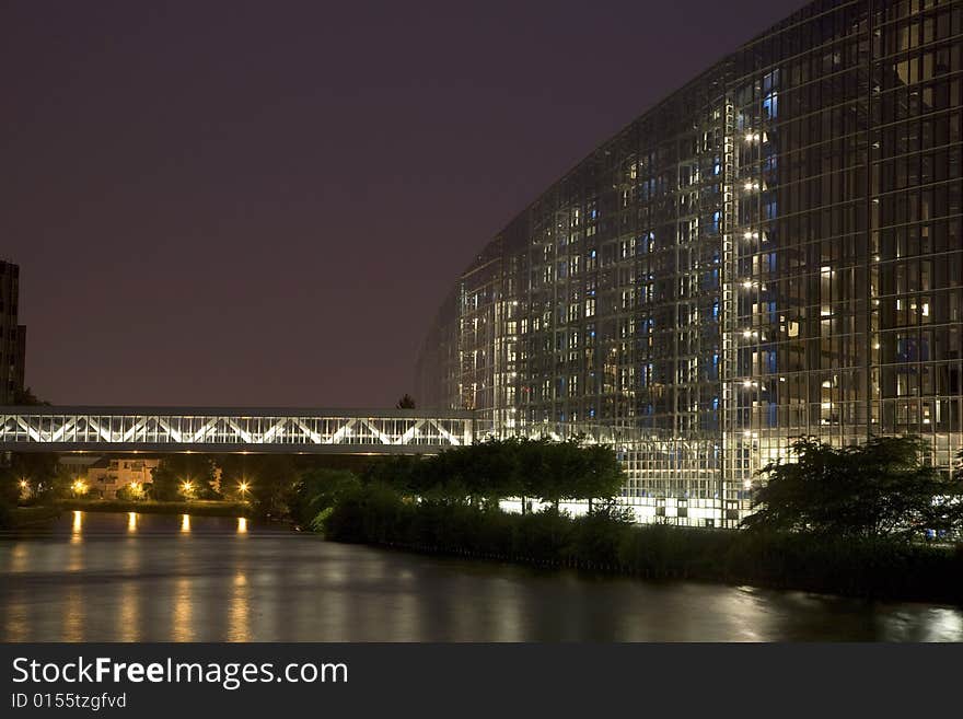 Image of the european Parliament in Strasbourg by night