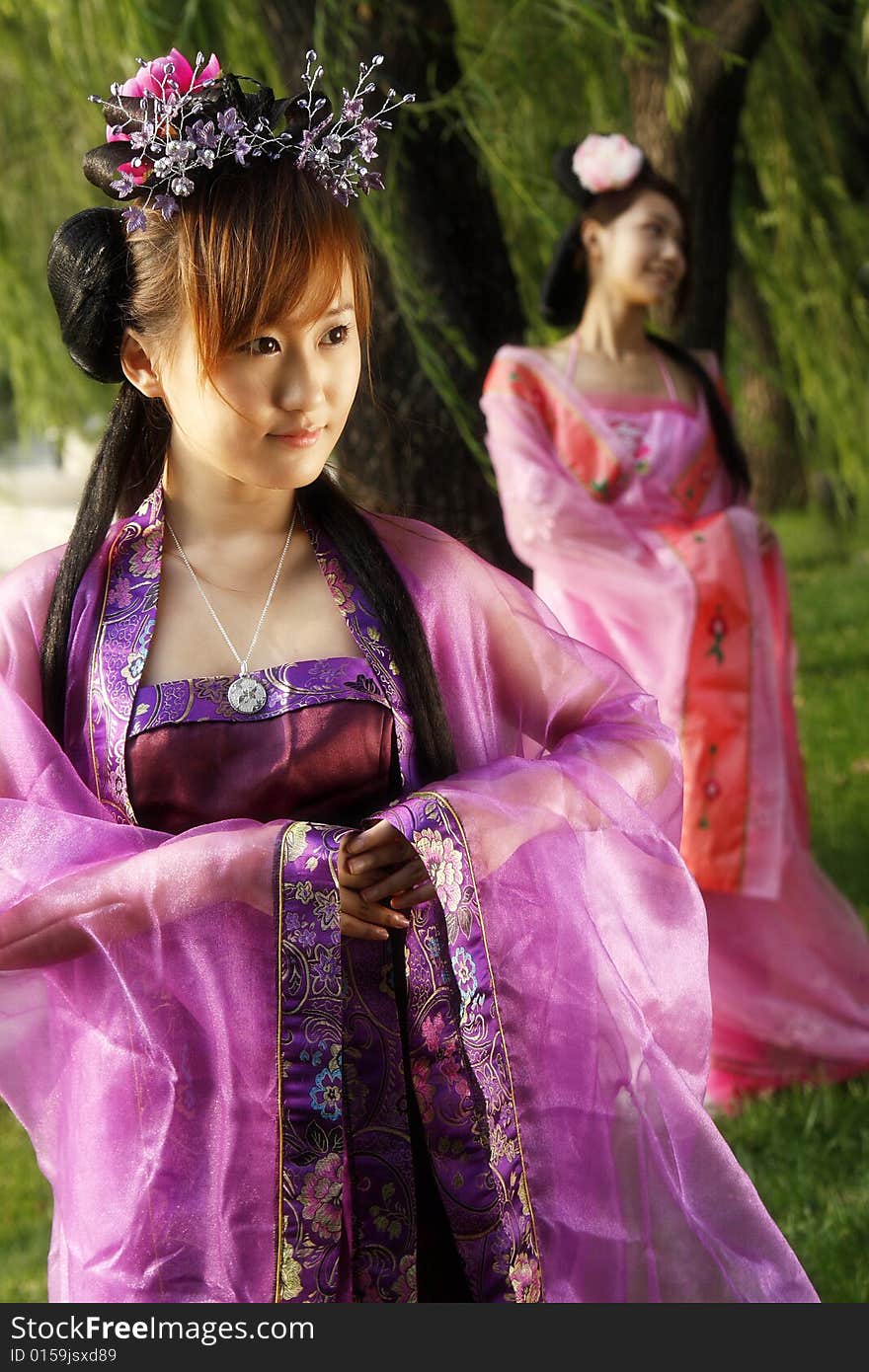 Two girls in Chinese ancient dress.
They are so beautiful and dignified. Two girls in Chinese ancient dress.
They are so beautiful and dignified.