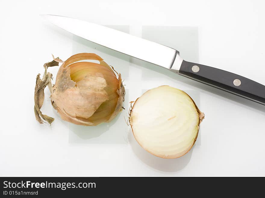 Sliced onion and a knife on a chopping board