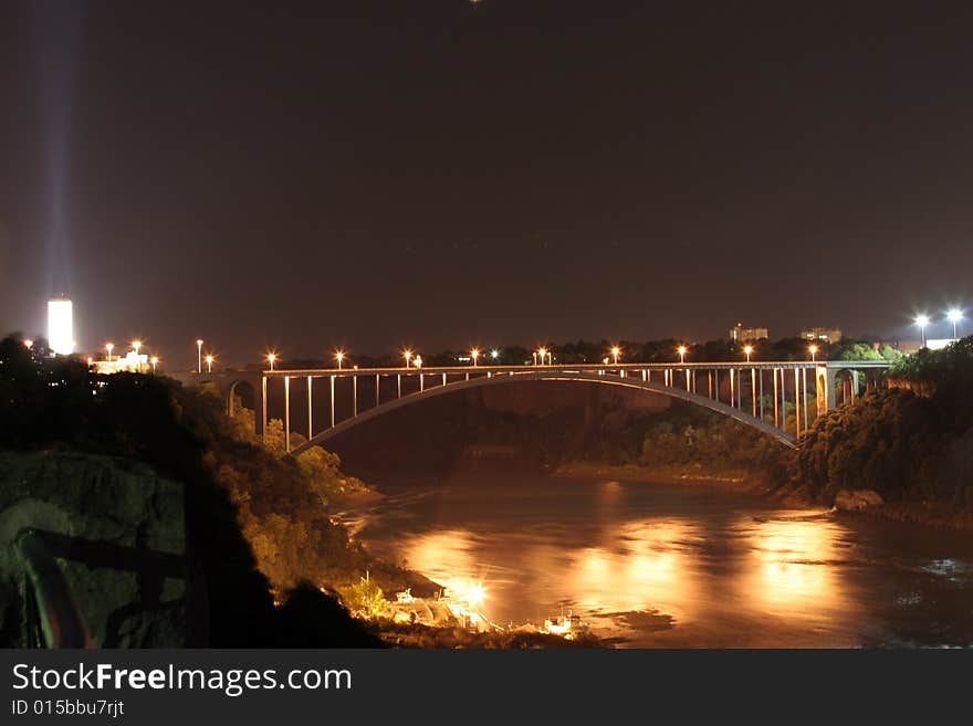 Bridge at Niagra Falls lit up at night