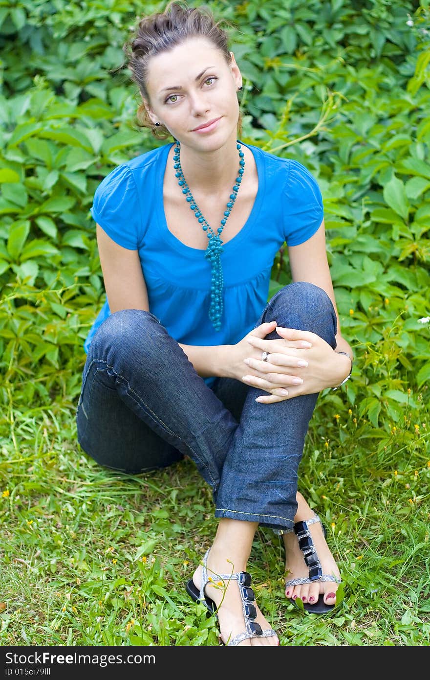 Woman sit down on grass