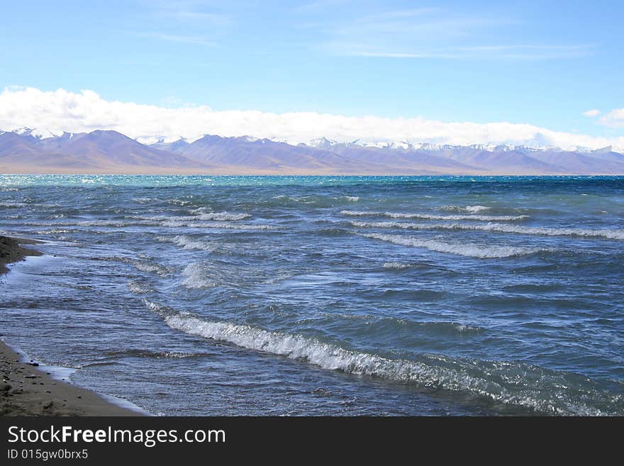 Tibet is one of the Nam Co Lake on the plateau of Pearl, surrounded by snow-capped mountains around, as in Wonderland. Tibet is one of the Nam Co Lake on the plateau of Pearl, surrounded by snow-capped mountains around, as in Wonderland