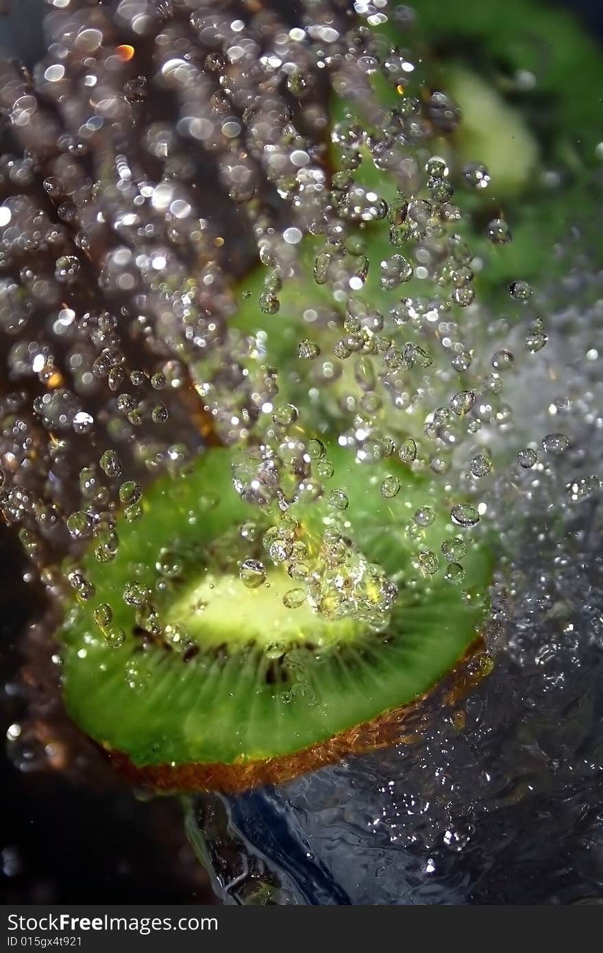 Flowing water on a slice kiwi