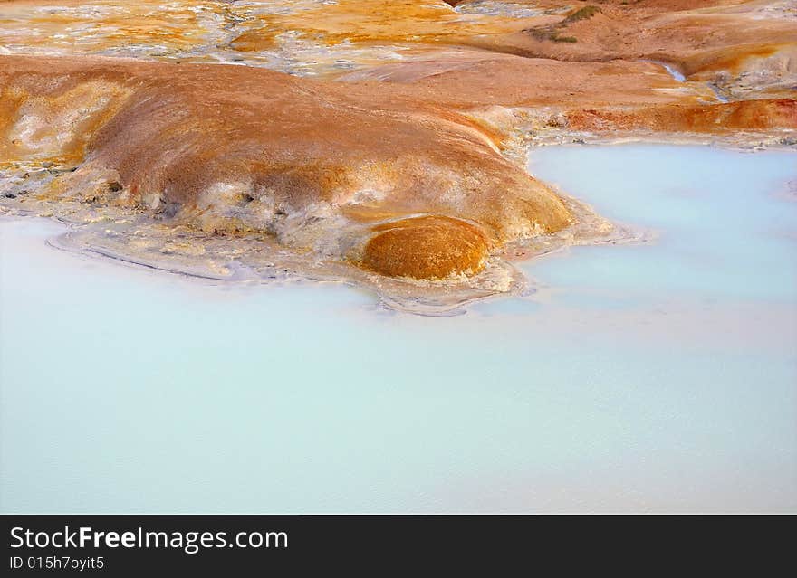 Hot pool with sulphur deposits