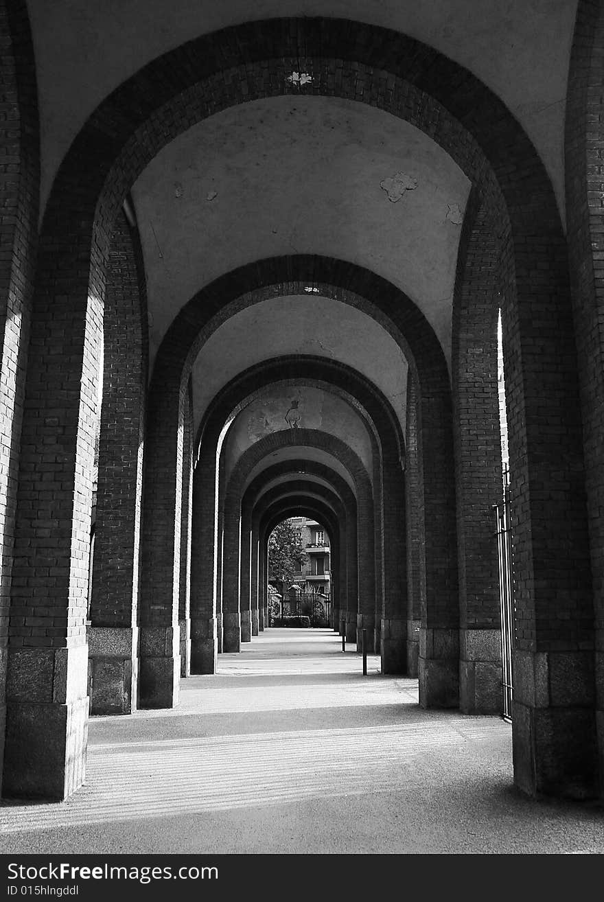 A simmetry passage in black and white