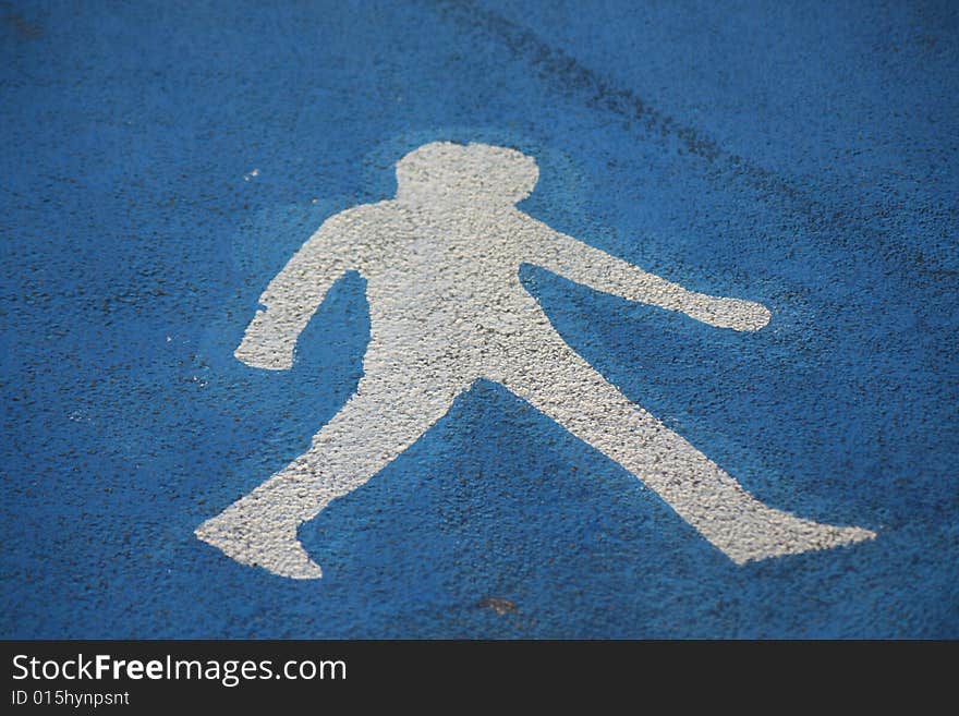 Horizontal blue signal indicating the pedestrian path