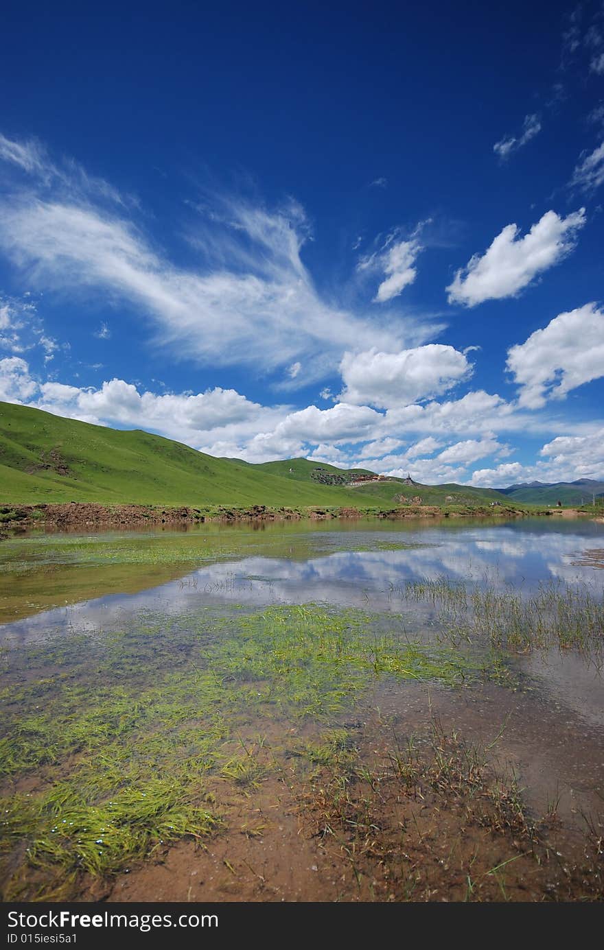 Under the clouds of high altitude, very broad, Lake is seen everywhere.Photographs the place is China's Tibet . Under the clouds of high altitude, very broad, Lake is seen everywhere.Photographs the place is China's Tibet