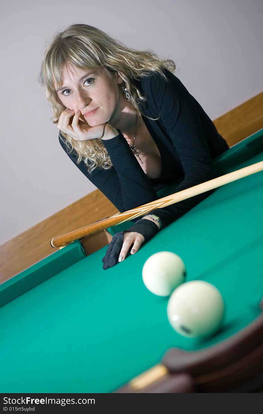 The girl plays billiards