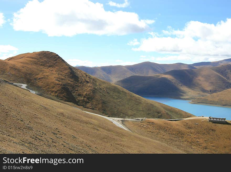 Yangzhuoyong Lake is the pearl of Tibet Plateau, surrounded by mountains around, as in Wonderland. Yangzhuoyong Lake is the pearl of Tibet Plateau, surrounded by mountains around, as in Wonderland