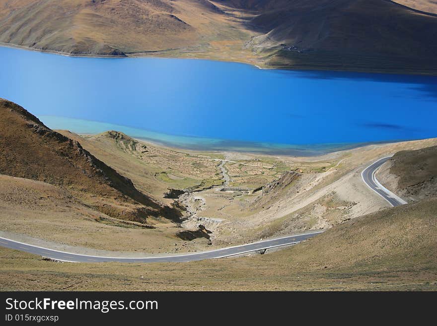 Yangzhuoyong Lake is the pearl of Tibet Plateau, surrounded by mountains around, as in Wonderland. Yangzhuoyong Lake is the pearl of Tibet Plateau, surrounded by mountains around, as in Wonderland