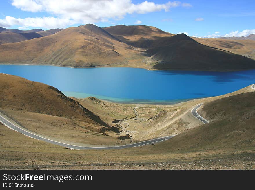 Yangzhuoyong Lake is the pearl of Tibet Plateau, surrounded by mountains around, as in Wonderland. Yangzhuoyong Lake is the pearl of Tibet Plateau, surrounded by mountains around, as in Wonderland