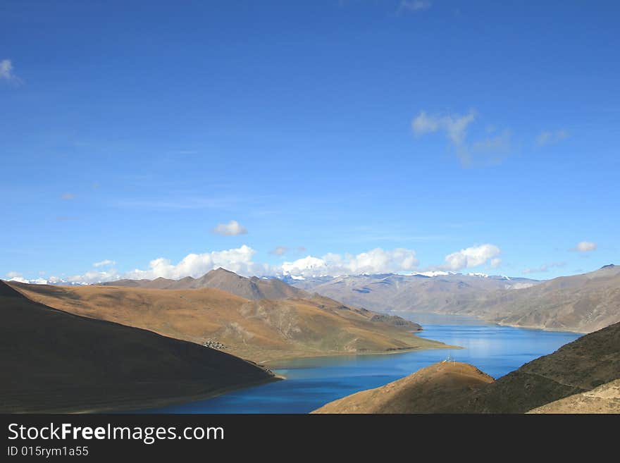 Yangzhuoyong Lake is the pearl of Tibet Plateau, surrounded by mountains around, as in Wonderland. Yangzhuoyong Lake is the pearl of Tibet Plateau, surrounded by mountains around, as in Wonderland