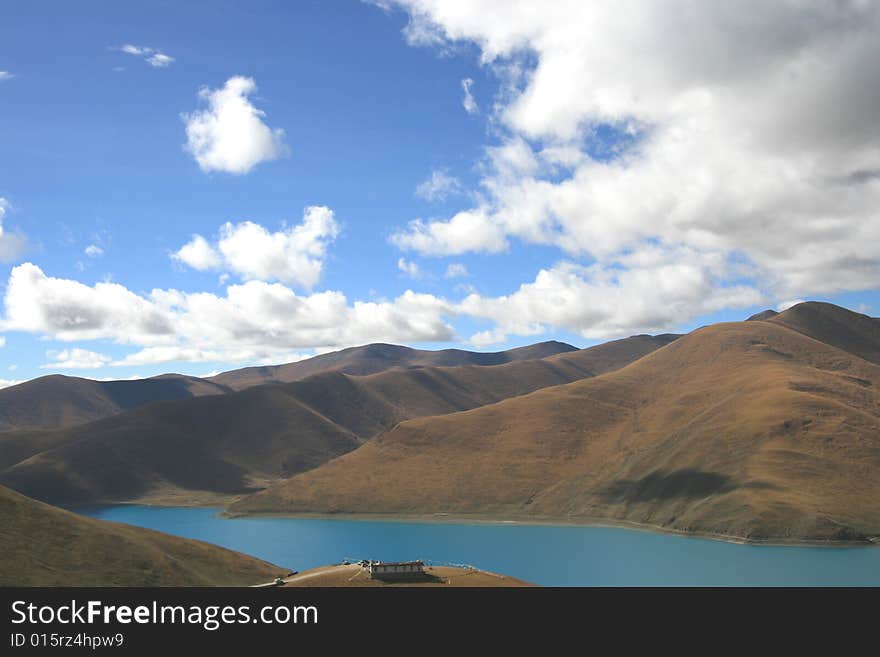 Yangzhuoyong Lake is the pearl of Tibet Plateau, surrounded by mountains around, as in Wonderland. Yangzhuoyong Lake is the pearl of Tibet Plateau, surrounded by mountains around, as in Wonderland