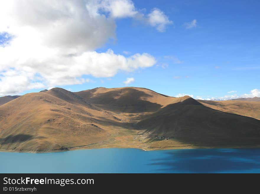 Yangzhuoyong Lake is the pearl of Tibet Plateau, surrounded by mountains around, as in Wonderland. Yangzhuoyong Lake is the pearl of Tibet Plateau, surrounded by mountains around, as in Wonderland