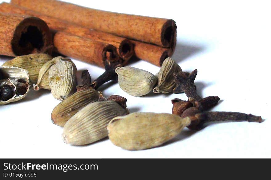 Assemblage of spices, cloves,cardamon and canelle