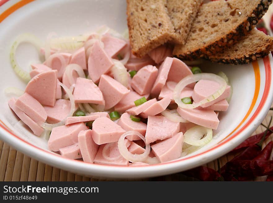 A salad of sausages with some bread