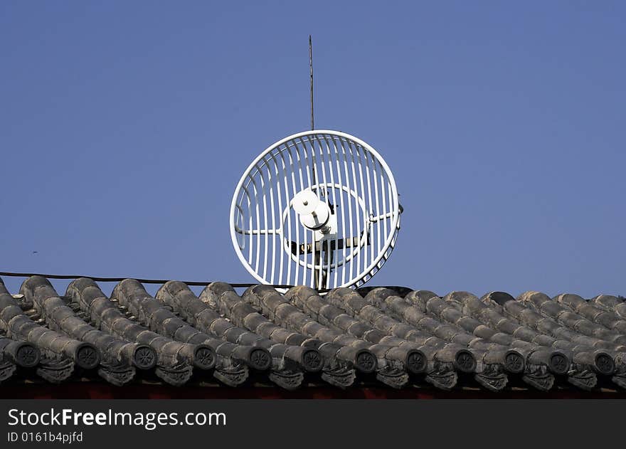 Antenna in the roof, radar antenna