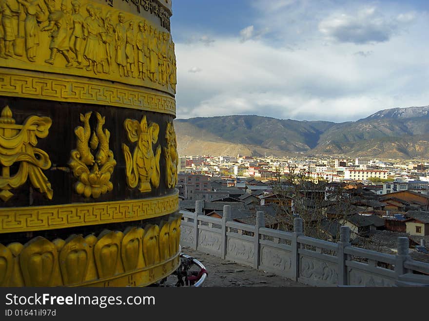 The world's largest Buddhist drum at the Shangri-La County, Yunnan, China Tong Jian-old ancient town, under the blue sky and white clouds even more spectacular. The world's largest Buddhist drum at the Shangri-La County, Yunnan, China Tong Jian-old ancient town, under the blue sky and white clouds even more spectacular.