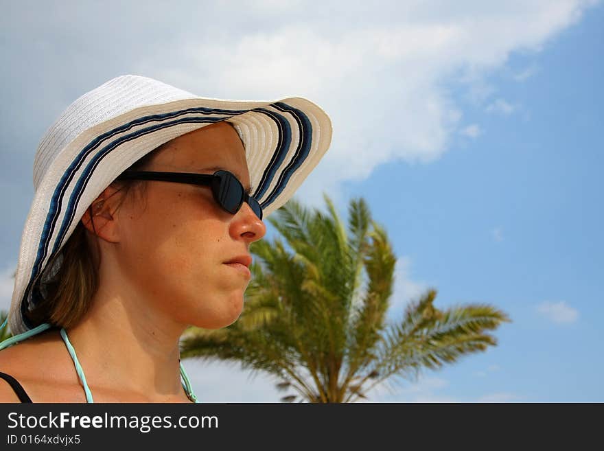 Woman with hat in the gourd to see palm