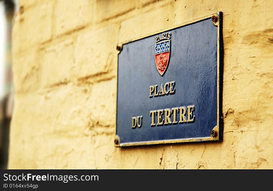 This pothotgraph represent a street sign named Place du Tertre. This pothotgraph represent a street sign named Place du Tertre