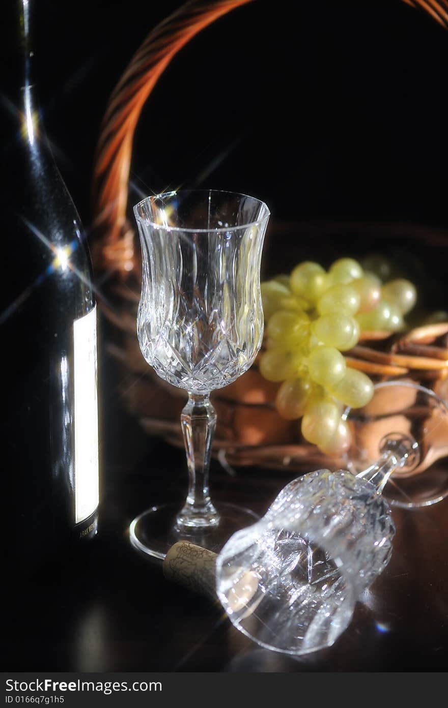 An image of crystal wine glasses. An image of crystal wine glasses