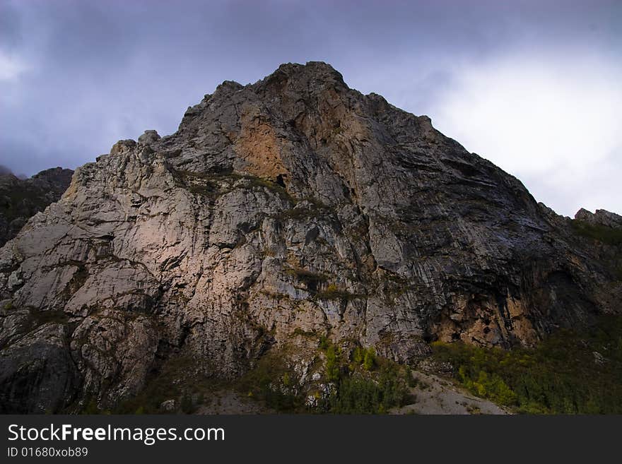 This is a black peaks, strong color contrast